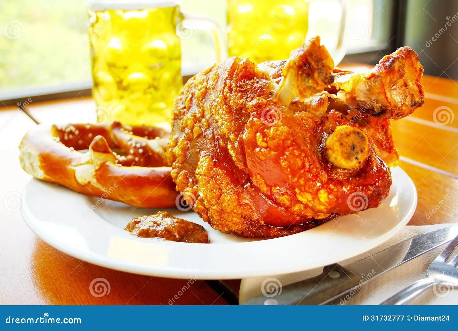 Gegrilltes Schweinefleisch Mit Süßem Senf, Brezeln Und Bier Stockbild ...