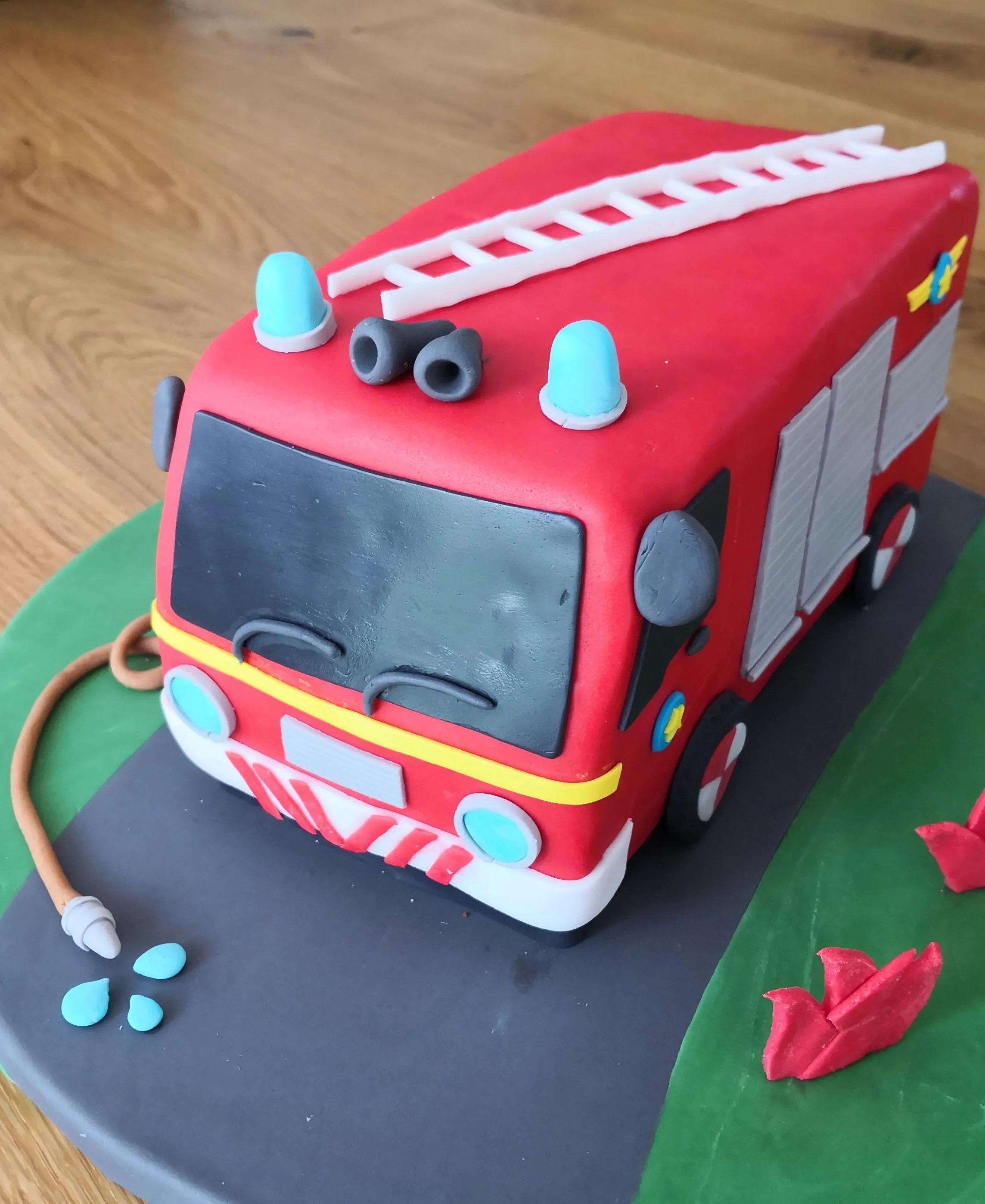 Mit Trara und Tatütata ins neue Jahr - Feuerwehr Auto Torte - Cupcake ...