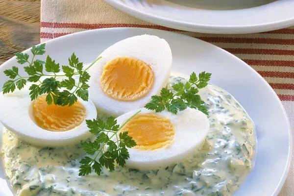 Eier mit grüner Kräutersauce Rezept | Küchengötter