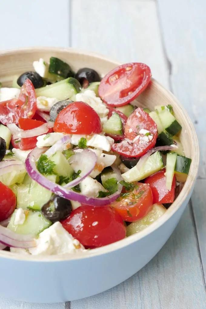Schneller griechischer Salat mit Oliven und Feta - Bauernsalat | Rezept ...