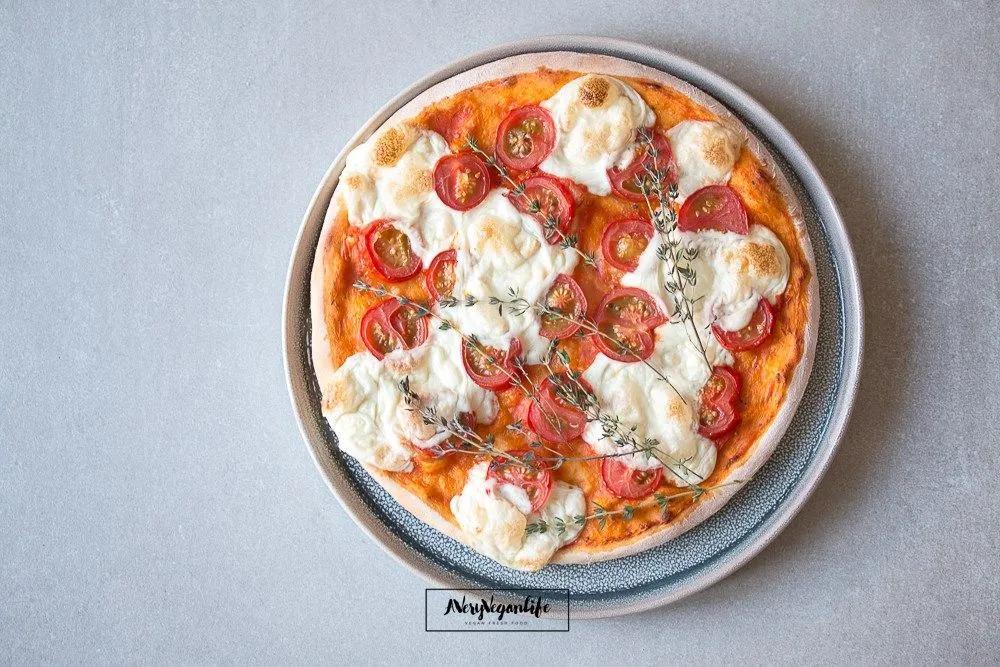 Vegane Pizza mit Tomaten, Thymian und Mozzarella aus Cashewkernen ...