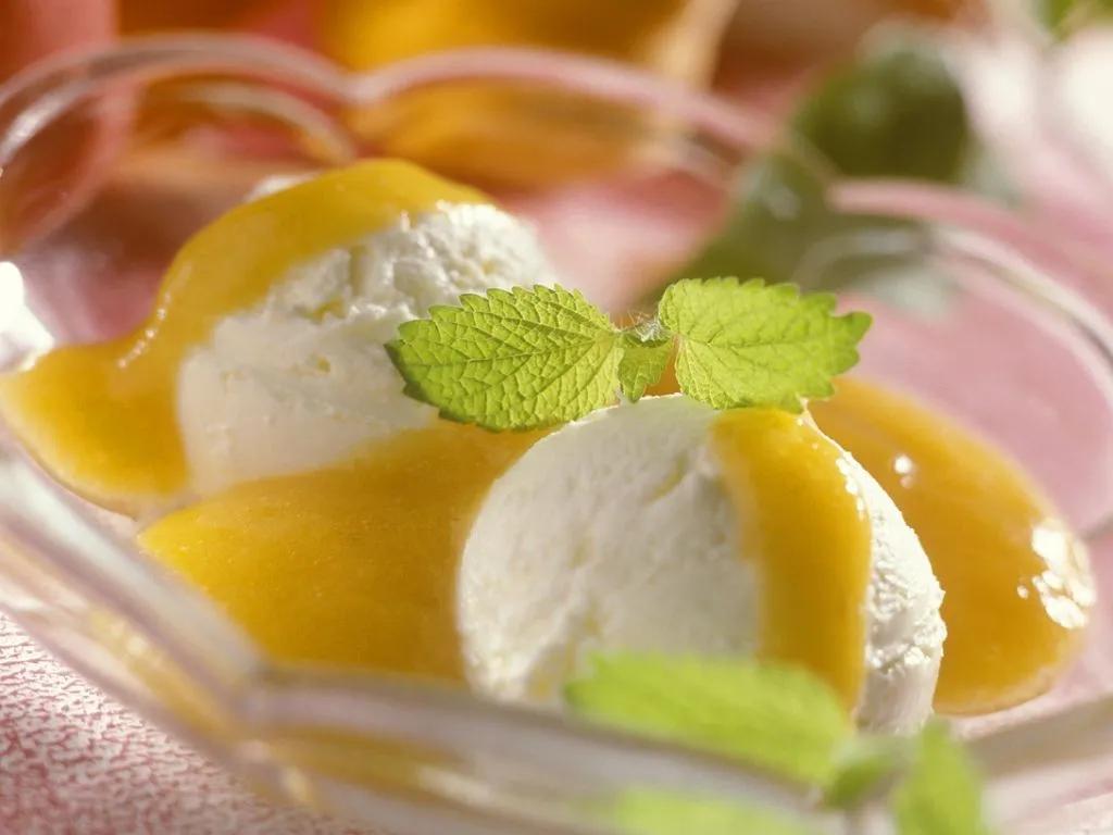 Vanilleeis mit Fruchtsauce Rezept | EAT SMARTER