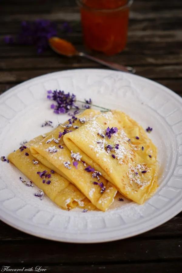 Palatschinken mit Aprikosenmarmelade und Lavendelblüten – Flavoured ...