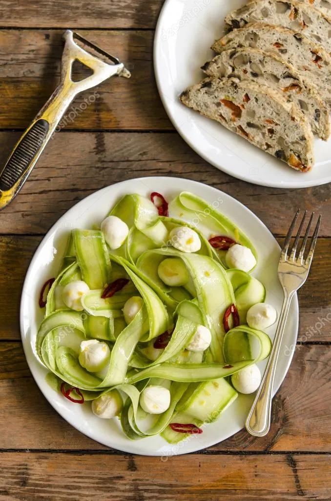 Zucchini-Salat mit Mini-Mozzarella und Chili von Jamie Oliver und ...
