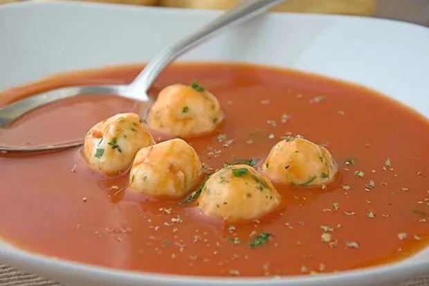 Schnelle Tomatensuppe mit Parmesan-Klösschen - Rezept - GuteKueche.ch