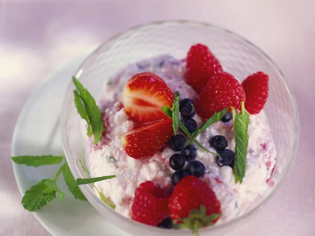 Hüttenkäse mit gemischten Beeren Rezept | EAT SMARTER