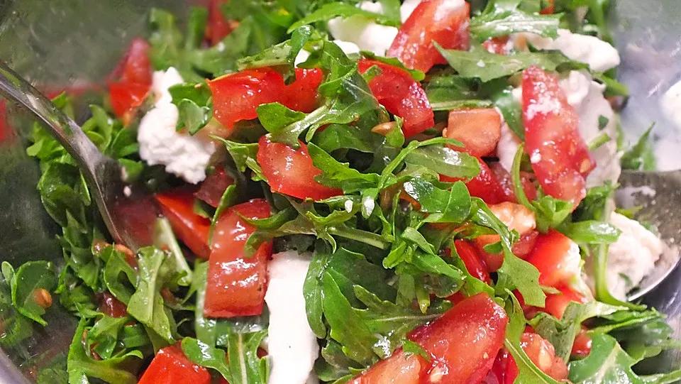 Italienischer Tomaten - Mozzarella - Salat mit Rucola (Rezept mit Bild ...