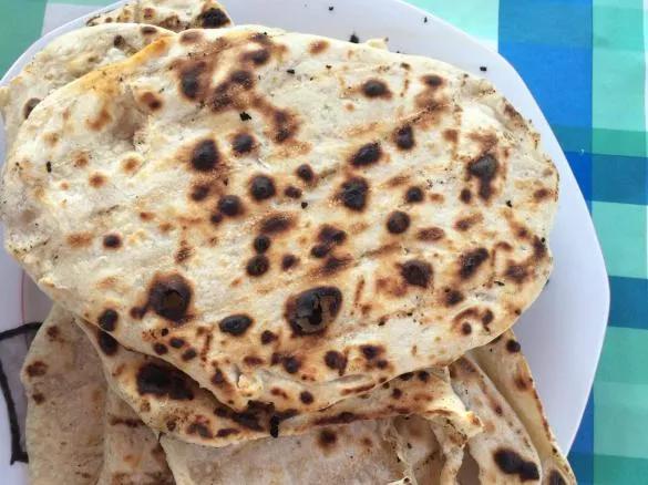 Naan - indisches Fladenbrot mit Knoblauch für Grill von skxz. Ein ...