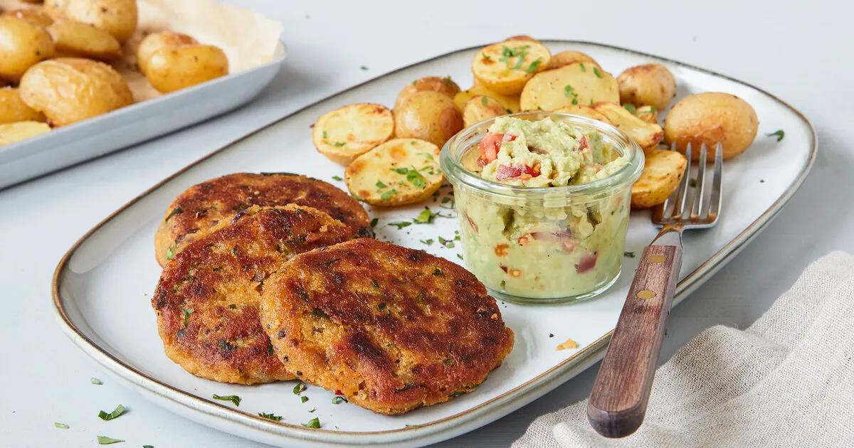 Linsenbratlinge vegan mit Ofenkartoffeln &amp; Guacamole-Dip | eatbetter.de