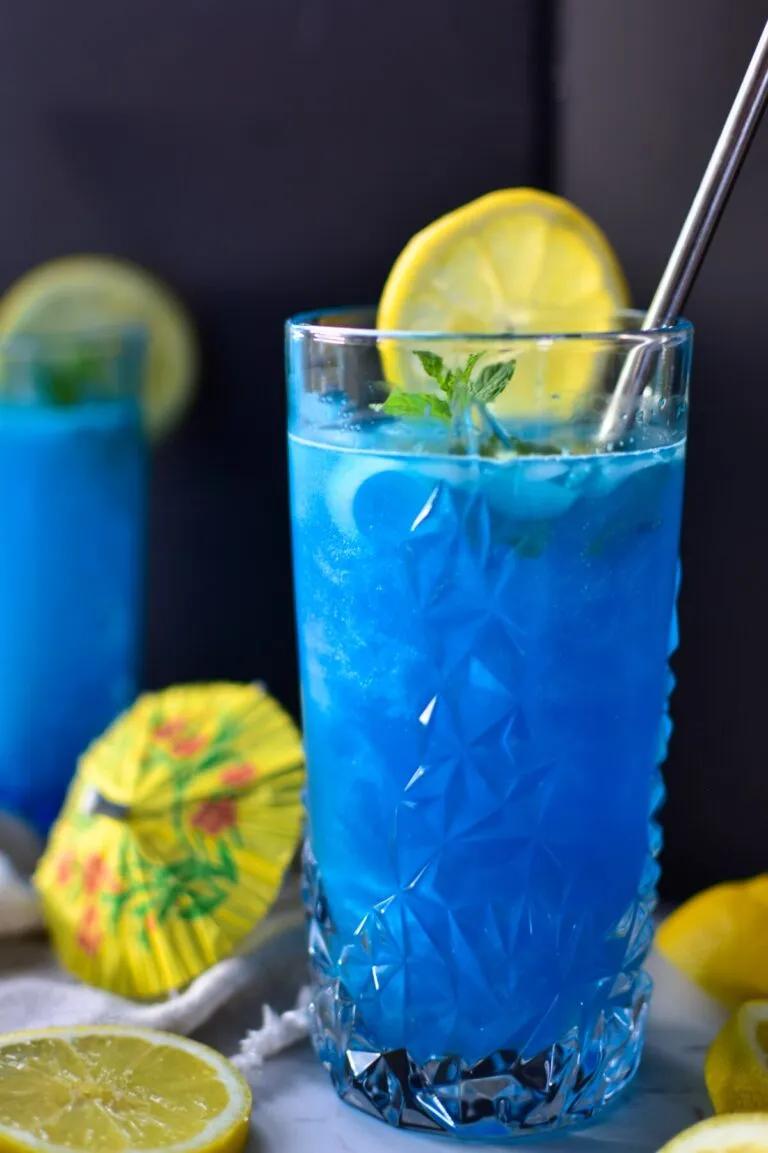 Blauer alkoholfreier Cocktail - glitzernder Hingucker
