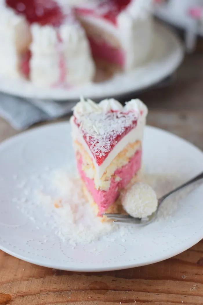 Kokos Mousse Torte mit Himbeer Mousse Kern und weißer Schokolade ...