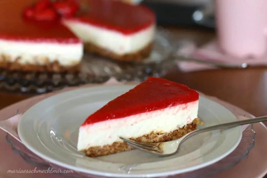 American Cheesecake mit Erdbeertopping ohne Backen — Maria, es schmeckt ...