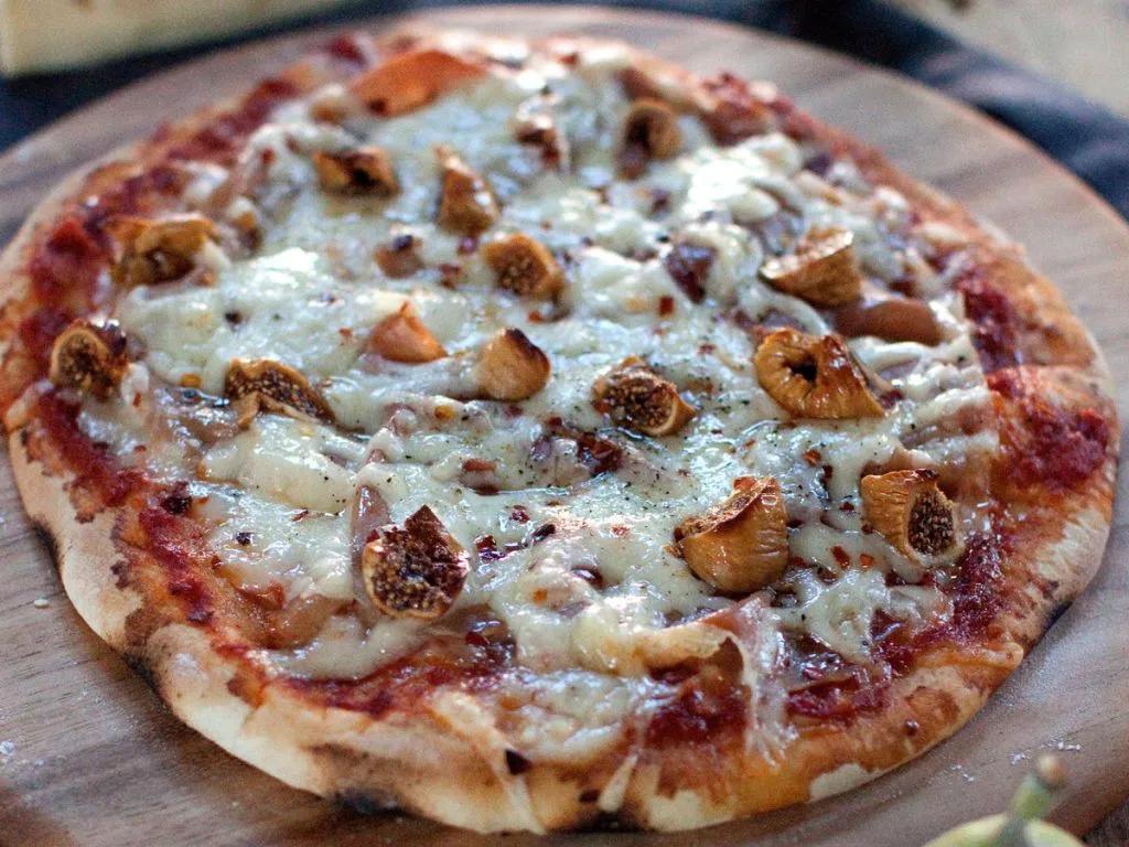 Jarlsberg Pizza mit Feigen Rezept | EAT SMARTER