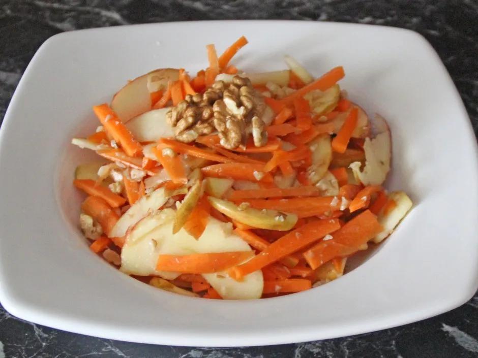 Apfel-Karotten-Salat mit Nüssen - Rezept
