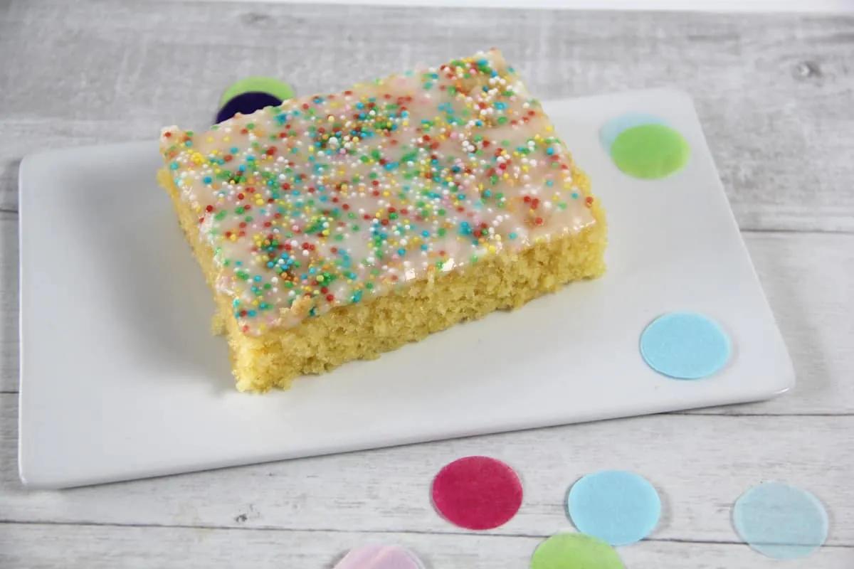 Schneller Zitronen Blechkuchen für Kindergeburtstag &amp;gt; Einfaches Rezept