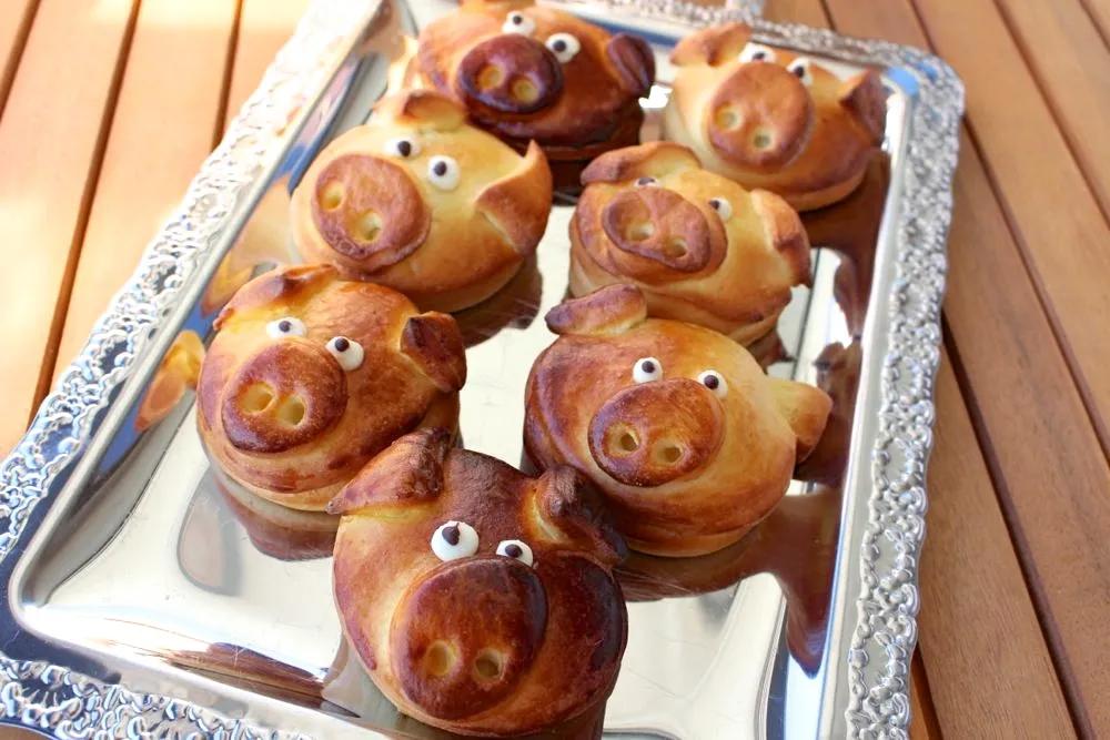 Glücksschweinchen aus Hefeteig, gefüllt mit Marzipan und Nüssen ...