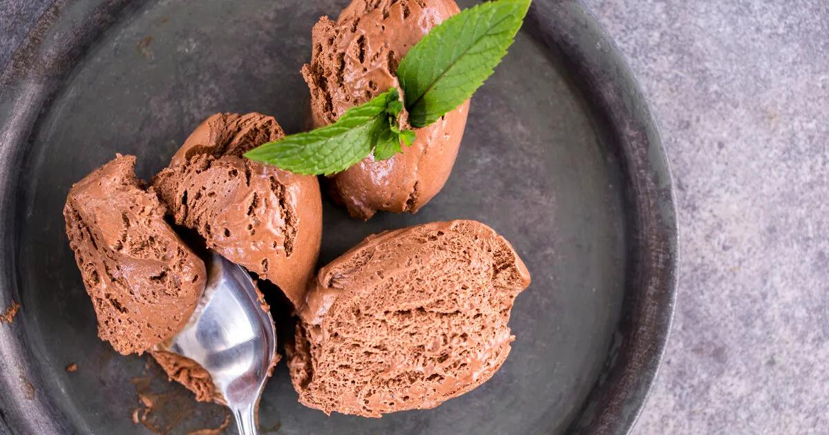 Schokoladenmousse – Mousse au Chocolat extra fluffig - einfach &amp; lecker ...