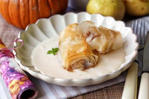 Kleine Birnenstrudel aus Filoteig mit Vanillesauce