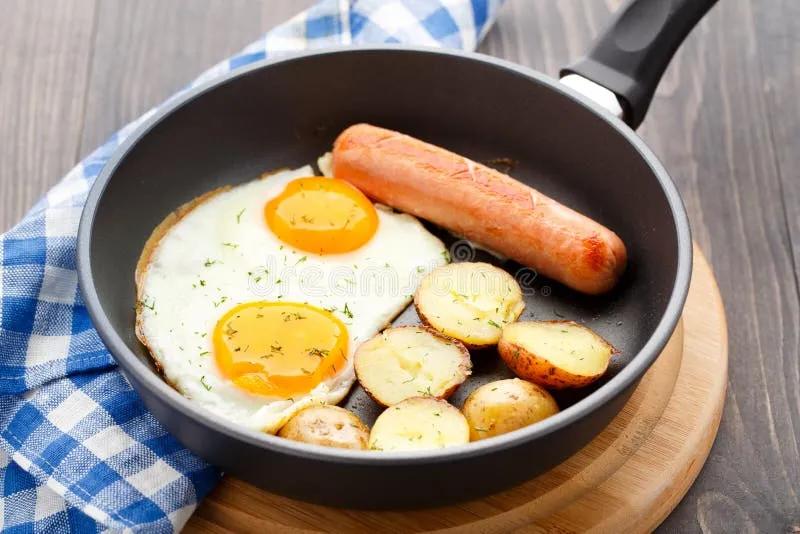 Frühstück Mit Eiern, Wurst Und Kartoffel Stockbild - Bild von ...