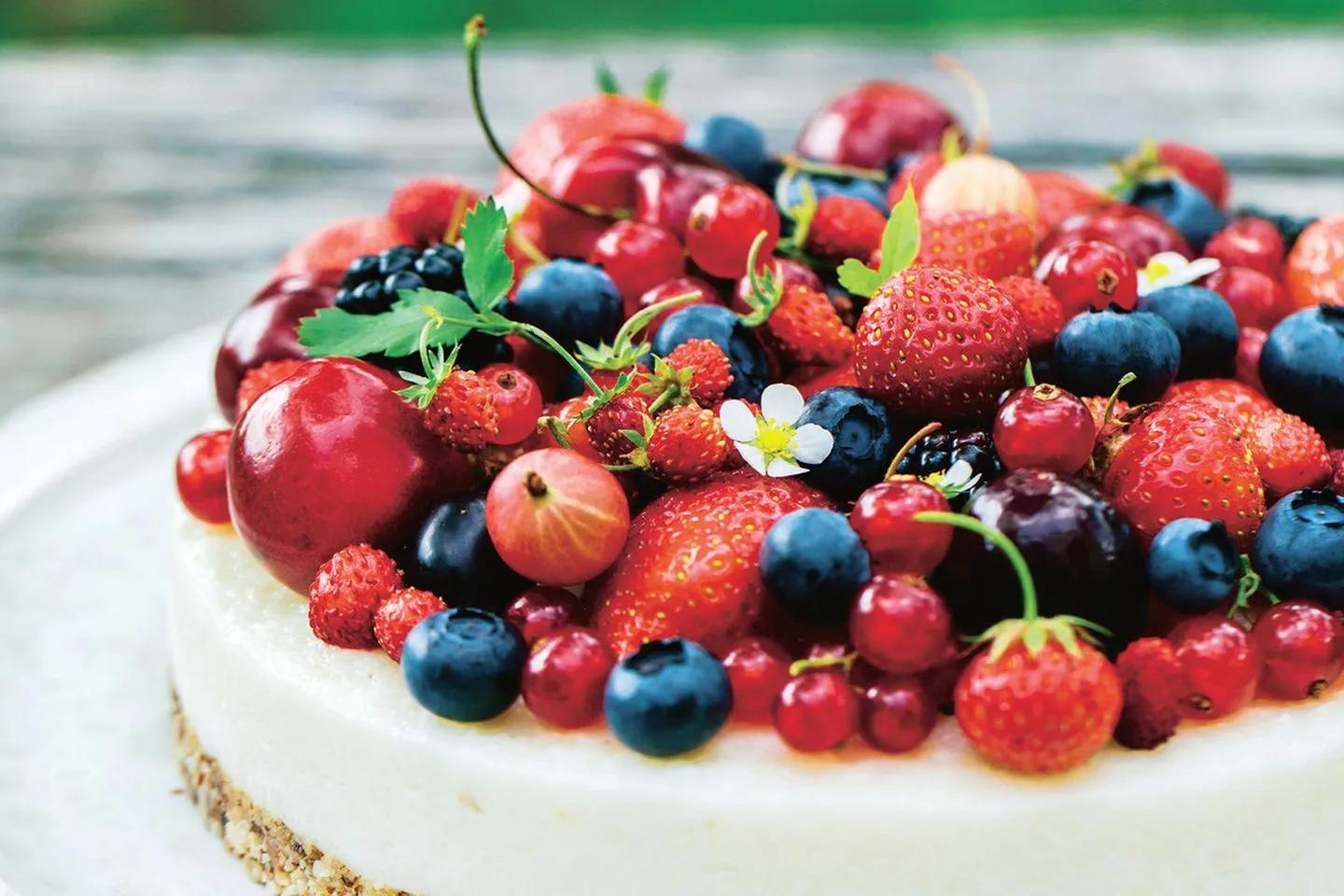 Veganer Obstkuchen: Kokos-Beeren-Torte ganz ohne Backen | GALA.de