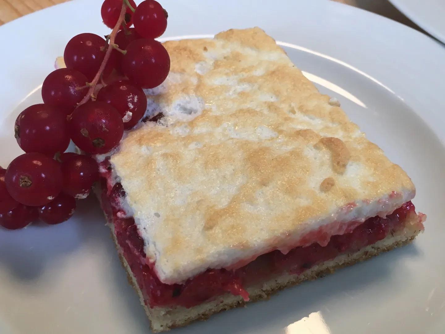 JOHANNISBEEREN AUF MÜRBETEIG MIT EISCHNEE-TOPPING | Genussreisen.de