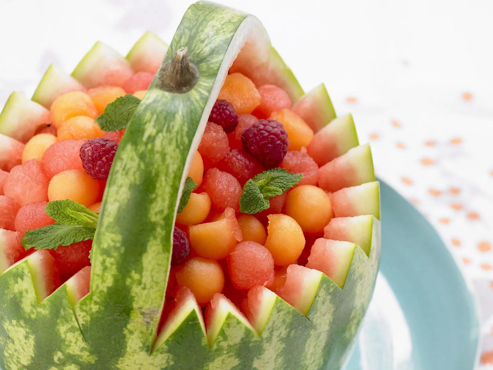 Melonenkügelchen in der Melone Rezept | EAT SMARTER