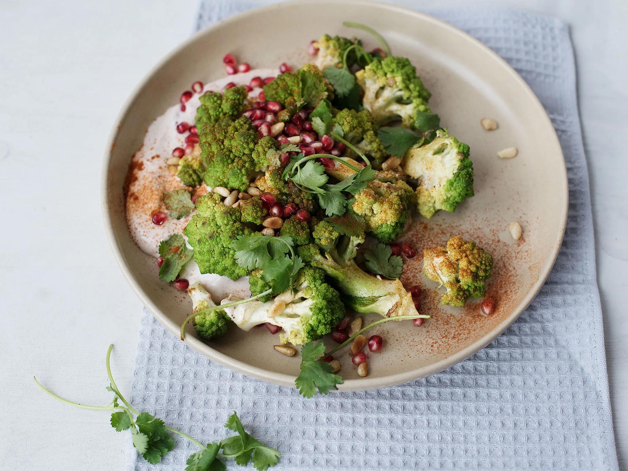 Gerösteter Romanesco-Salat mit Granatapfel-Aioli | Rezept | Kitchen Stories