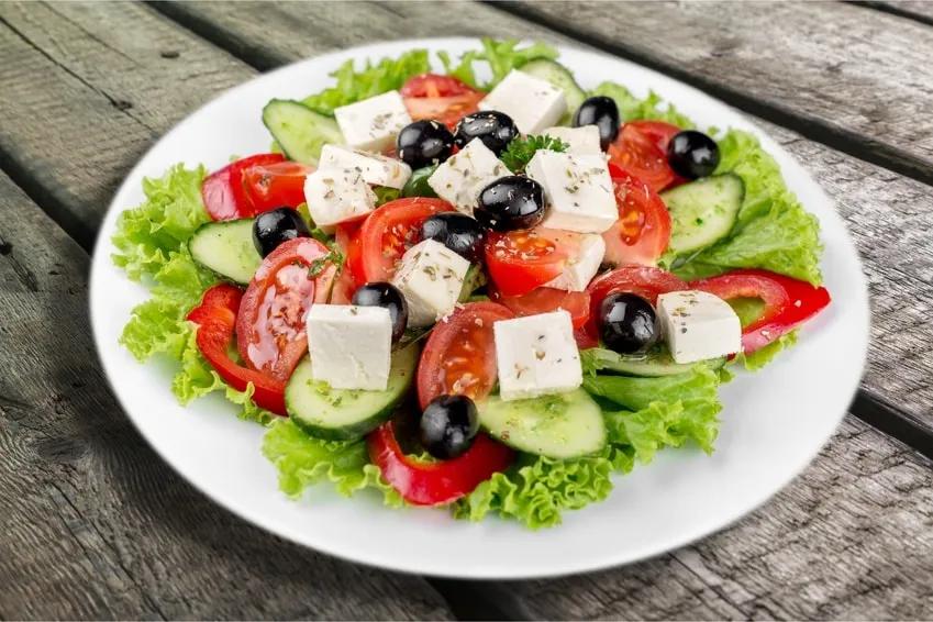 Griechischer Salat mit Feta und Oliven - Mykonos Rosenheim