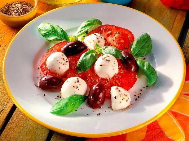 Tomaten-Mozzarella-Salat Rezept | LECKER