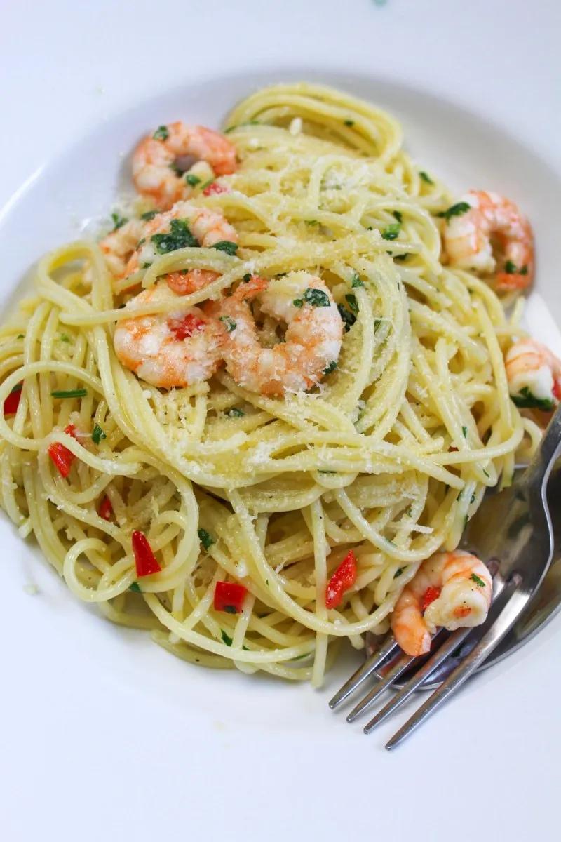 Spaghetti Aglio e Olio mit Garnelen und Chili | kitchensplace