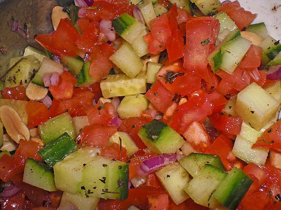 Scharfer indischer Salat mit Gurken, Tomaten, Erdnüssen und Chili ...
