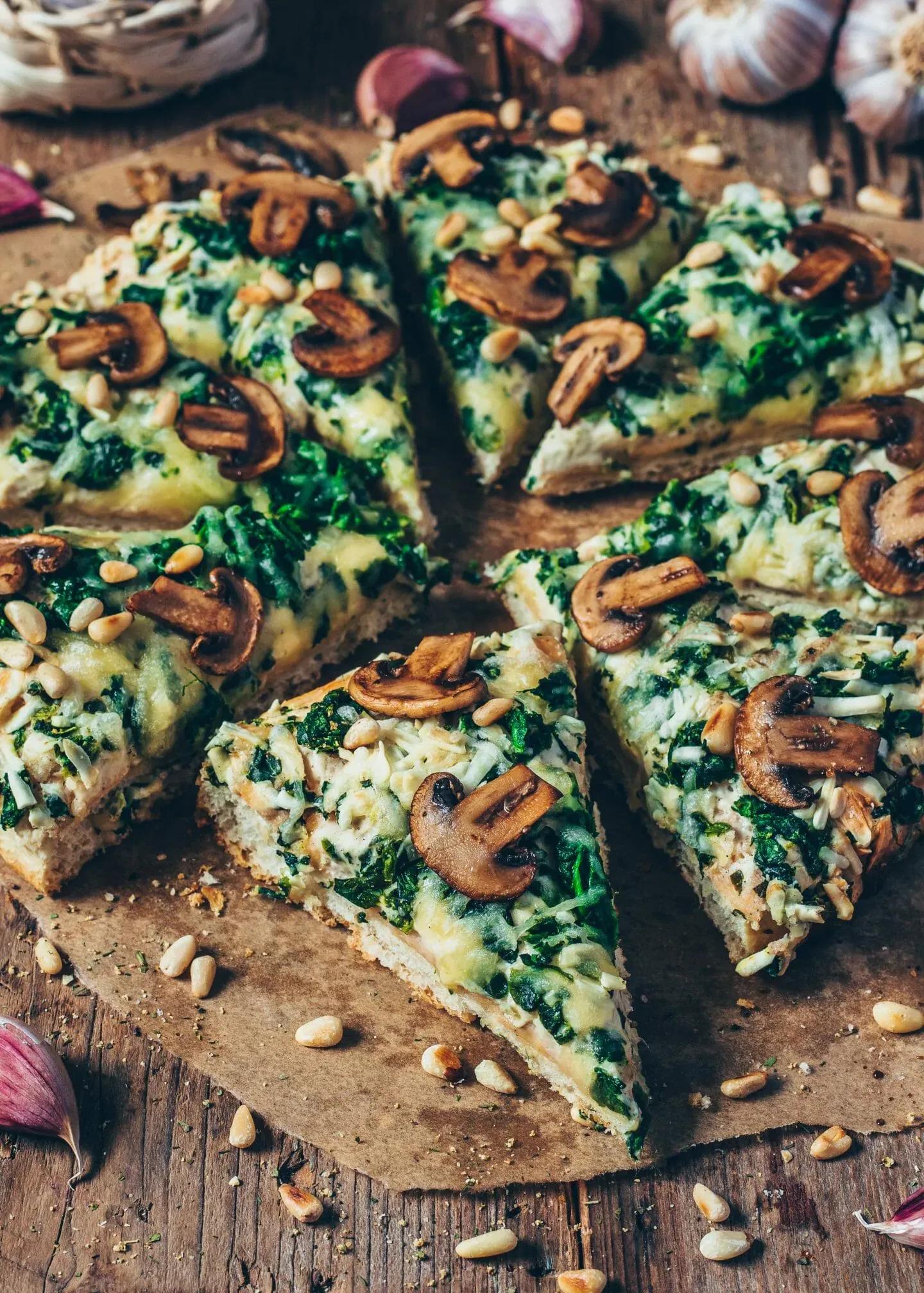 Spinat-Pizza mit Pilzen und Knoblauch (vegan) - Bianca Zapatka | Foodblog