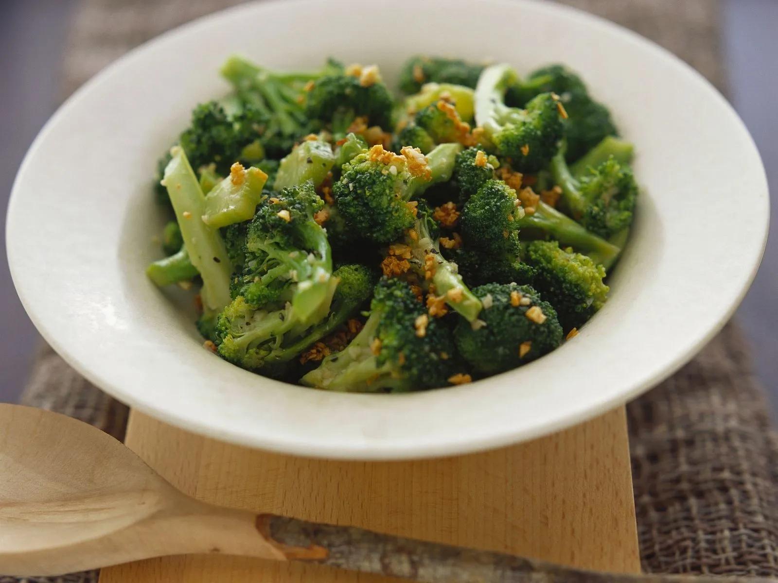 Wok-Brokkoli mit Knoblauch Rezept | EAT SMARTER