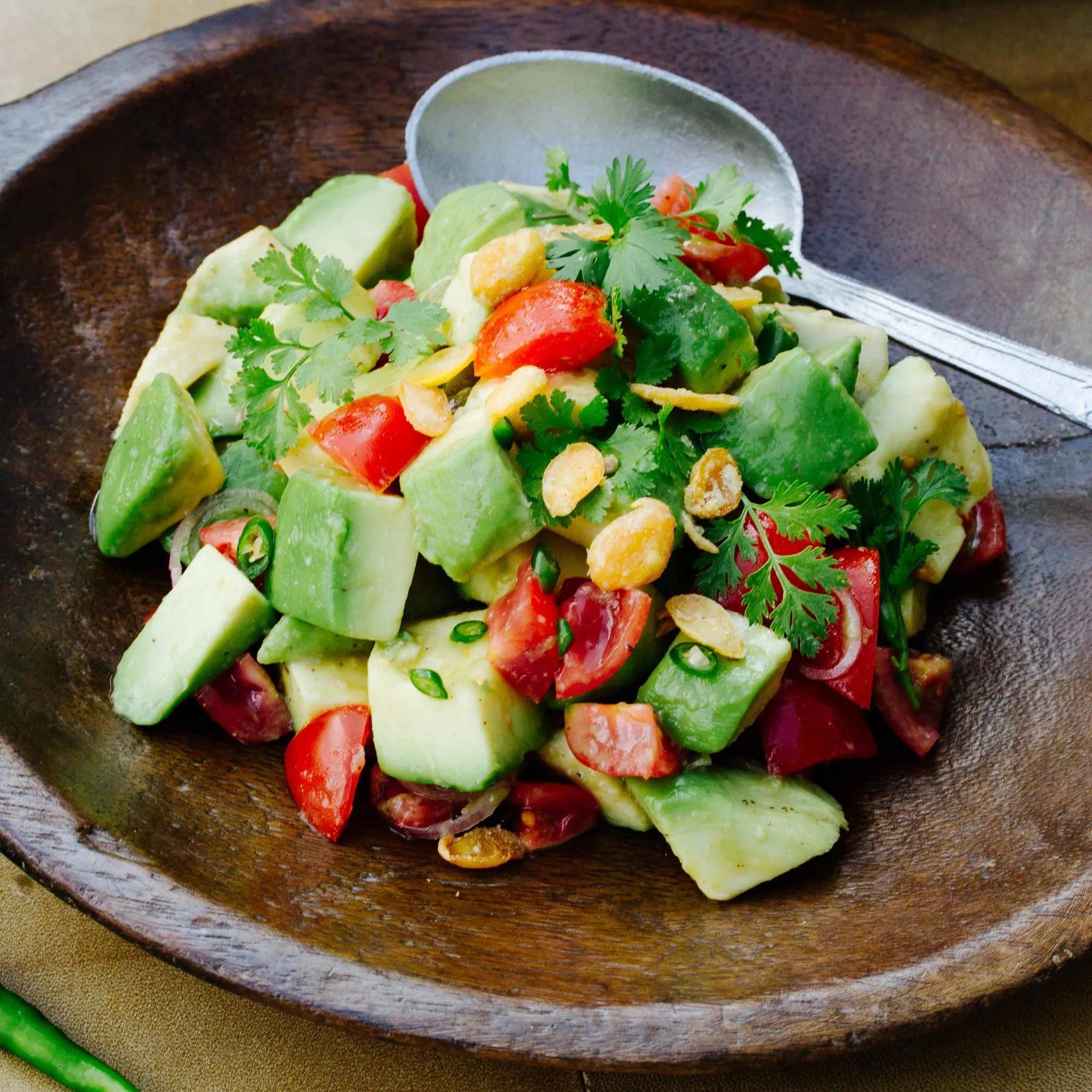 Avocado Salat: Rezept aus Myanmar (vegan) | asiastreetfood