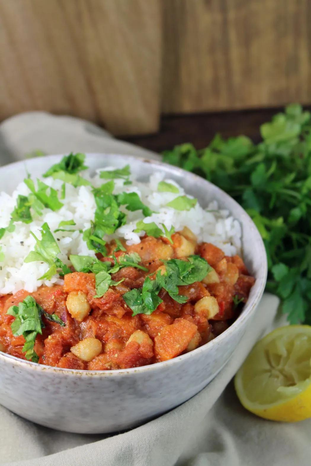 Kichererbsen mit Curry » indisch-würziges Reisgericht | Rezept | Vegane ...