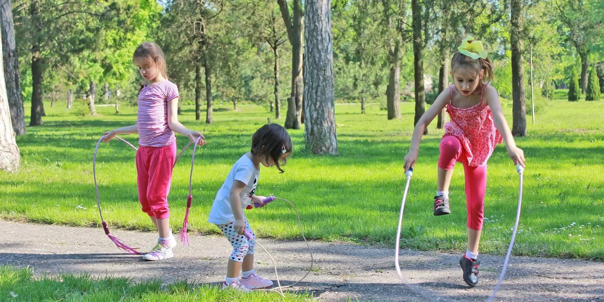 Bewegt euch wie ein Tier: Routine-Übungen für aktive Kinder zu Hause