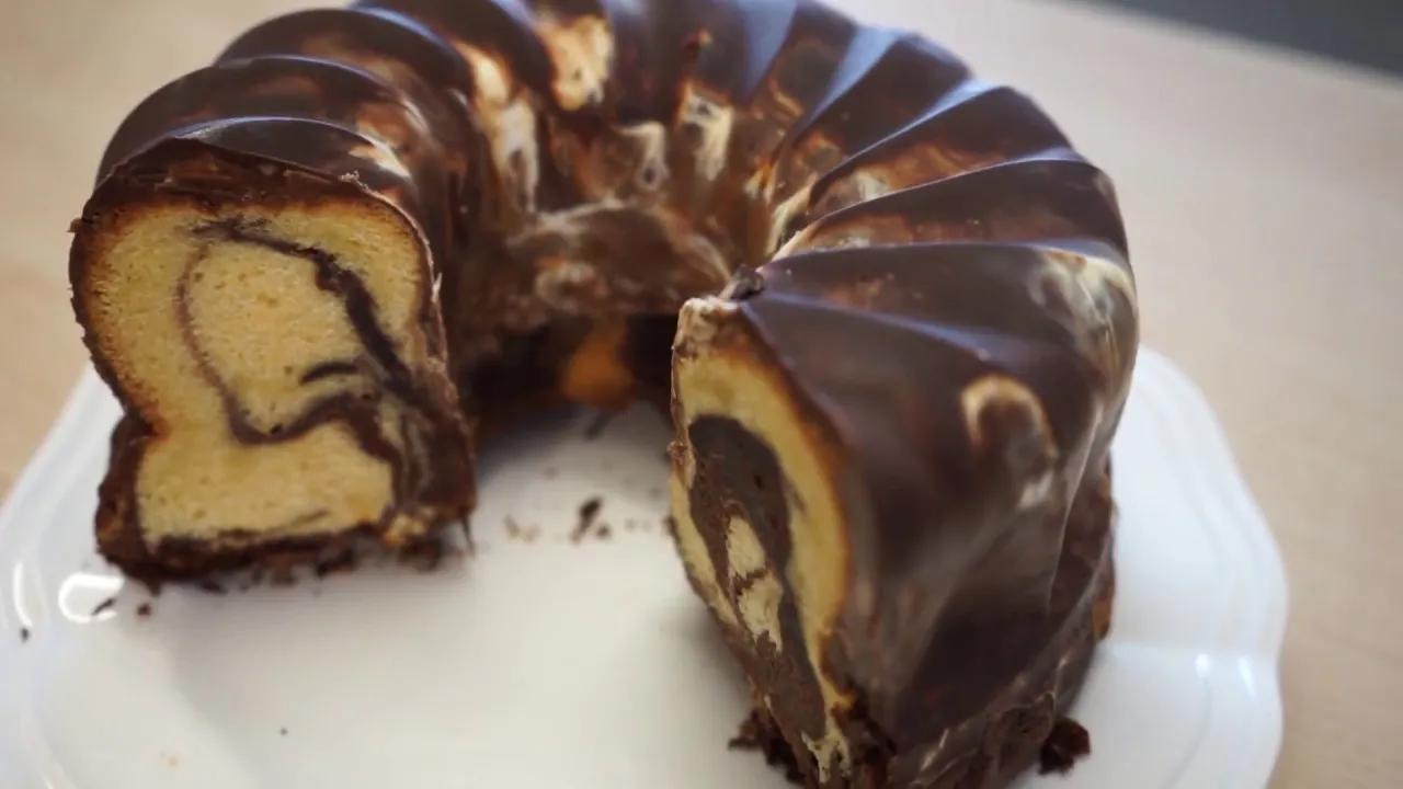 Klassischer Marmorkuchen mit Schokoladenglasur - Marmor Rührkuchen ...
