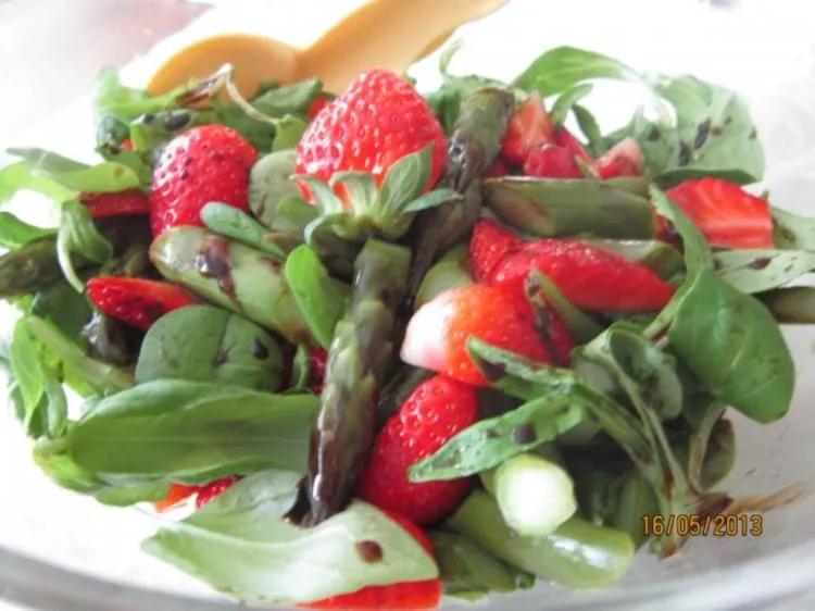 Spargel-Erdbeer-Salat - Rezept mit Bild - kochbar.de