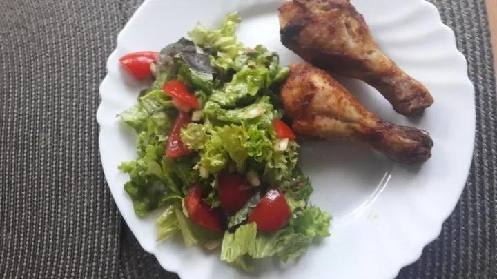 Hähnchenunterkeulen mit gemischtem Salat - Rezept | Frag Mutti