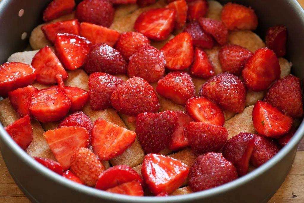 Erdbeer-Tiramisu mit frischen Erdbeeren und Amaretto - Kochfaszination.de