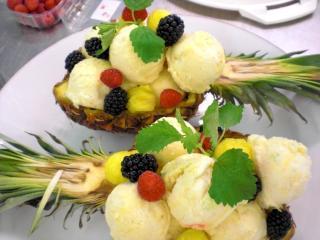 ananaseis in der ananas serviert