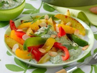 baked potatoes und paprika vom blech mit rucola mandel dip