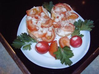 brot mit tomaten und radieschen