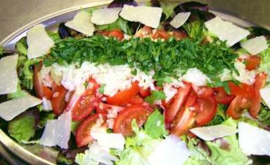 bunte blattsalate mit tomaten und parmesan