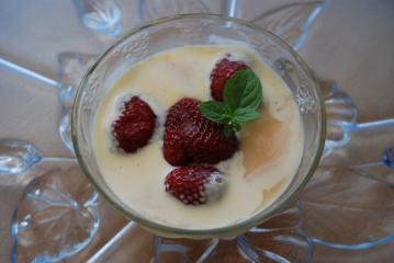 caramel dessert mit erdbeeren