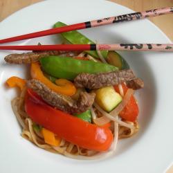 chinesische nudelpfanne mit rindfleisch