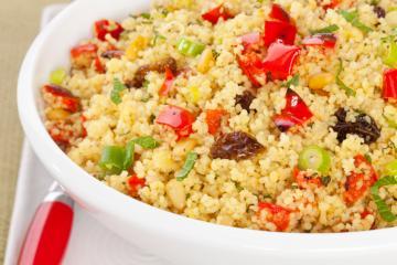 couscous salat mit paprika tomaten und frischer minze