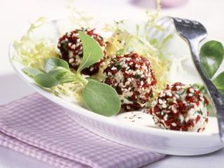 cranberry frischkäsekugeln auf salat