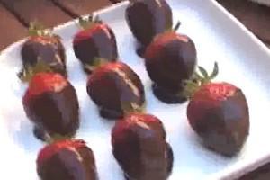erdbeeren in dunkler schokolade