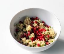 frischer kräuter couscous salat mit granatapfel